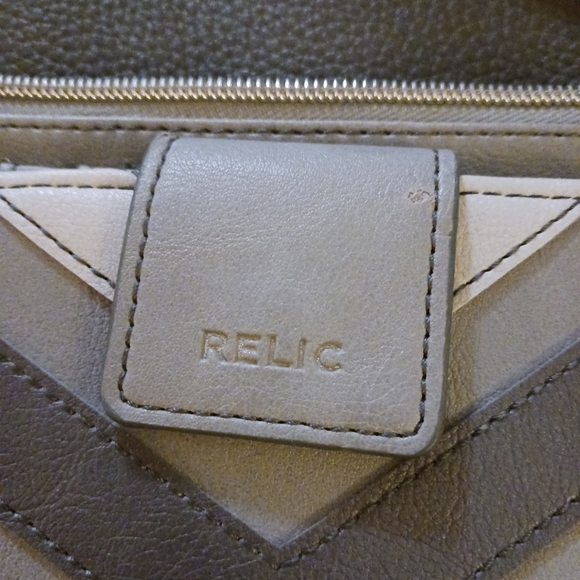 Relic gray womens wristlet. Chevron front. Snap closure. - Picture 2 of 8